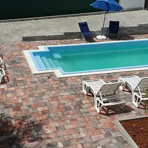 Villa Arancia, Peruški